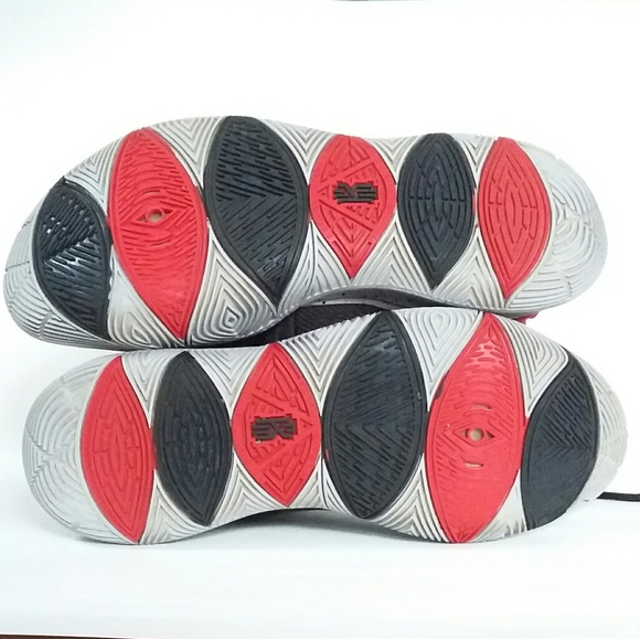 Kyrie 5 Breds - Picture 3 of 7